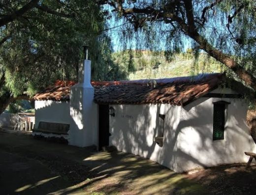 Cabaña de senderismo en un entorno verde