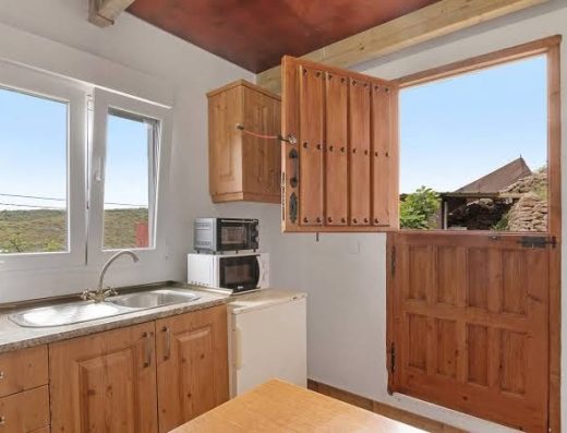 Casita de campo con cueva, jardín, rutas de senderismo y ciudad cerca