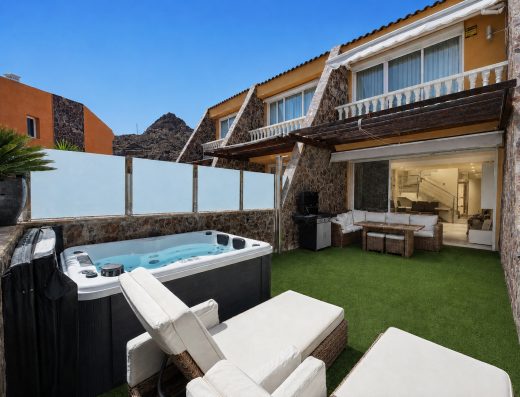 Terraza con jacuzzi y tumbonas de Villa Gisel, en Tauro (Mogán)