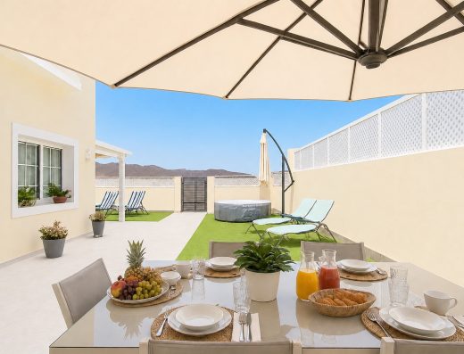 Terraza con jacuzzi y mesa de comedor de Villa Rihiveli, gestionada por Owen Host en Puerto Rico (Mogán)