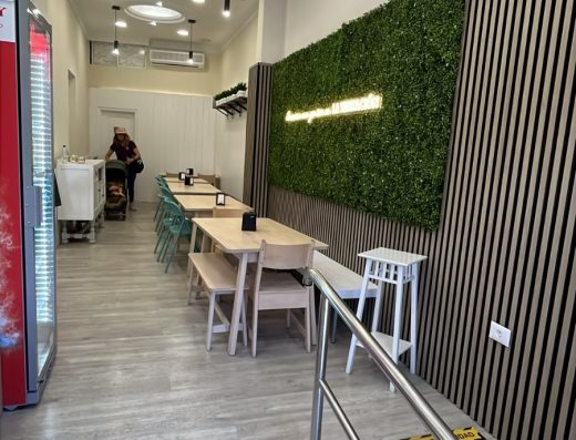 Local comercial reformado con rampa de acceso y pasamanos