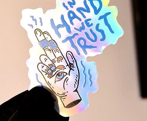 Pegatina holográfica troquelada con la forma exacta del diseño