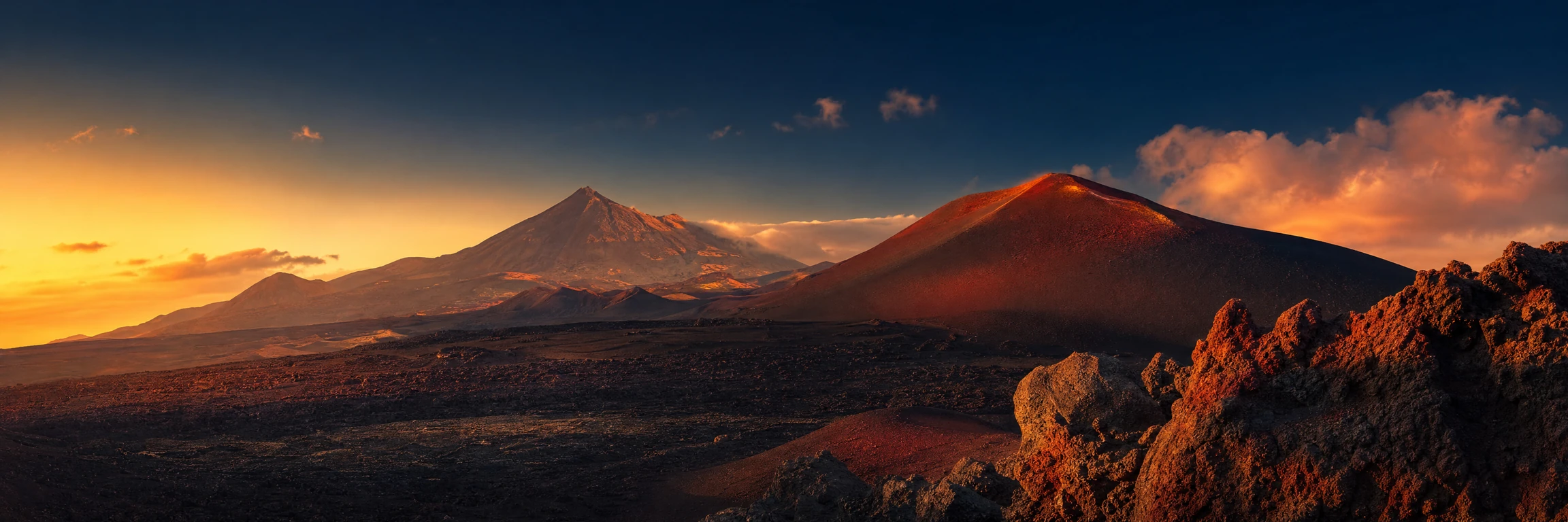 Paisaje volcánico de Canarias: coladas de lava y un cono volcánico