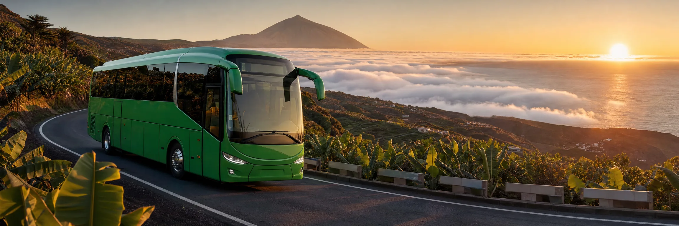 Guagua verde de TITSA en una carretera de Tenerife con el Teide y un mar de nubes al fondo al atardecer