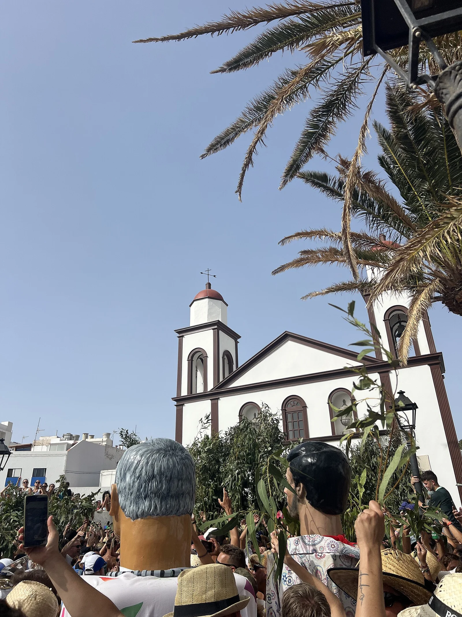 Ambiente de la Fiesta de la Rama en Agaete: gente en la calle con ramas verdes durante la celebración