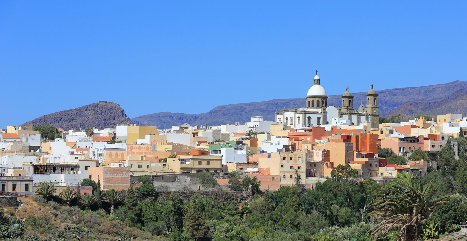 Agüimes: casco histórico, esculturas y puerta de Guayadeque (Gran Canaria)