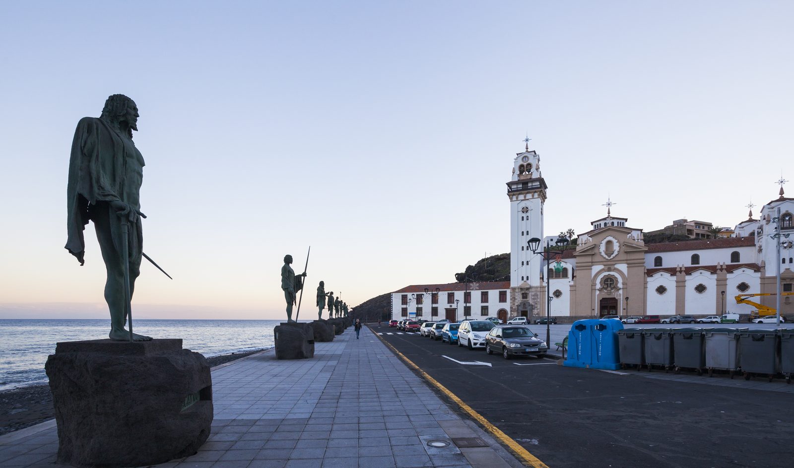 Candelaria (Tenerife): basílica, menceyes y plaza junto al mar (Tenerife)