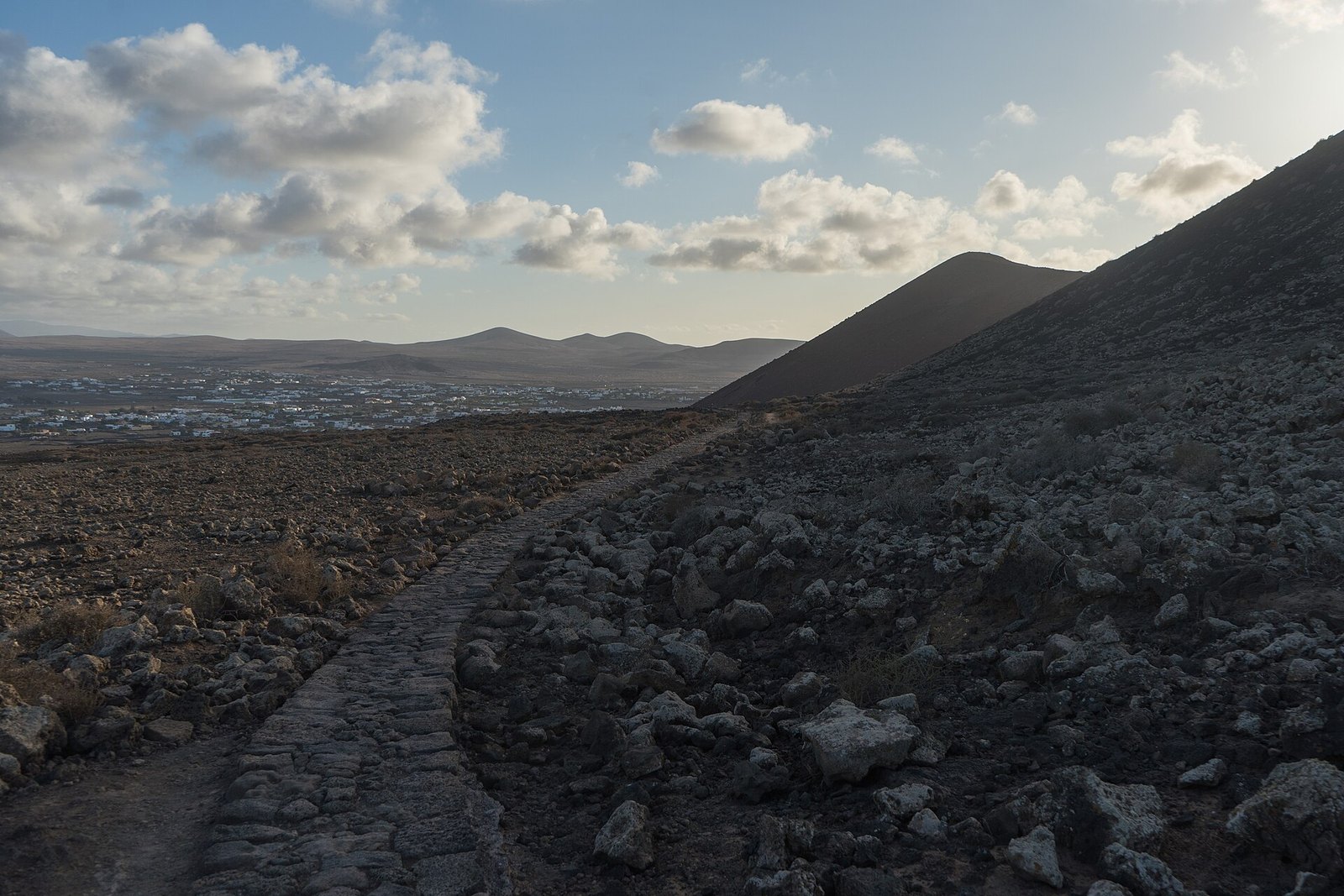 Lajares (Fuerteventura): volcán Calderón Hondo, mercadillo y surf (Fuerteventura)