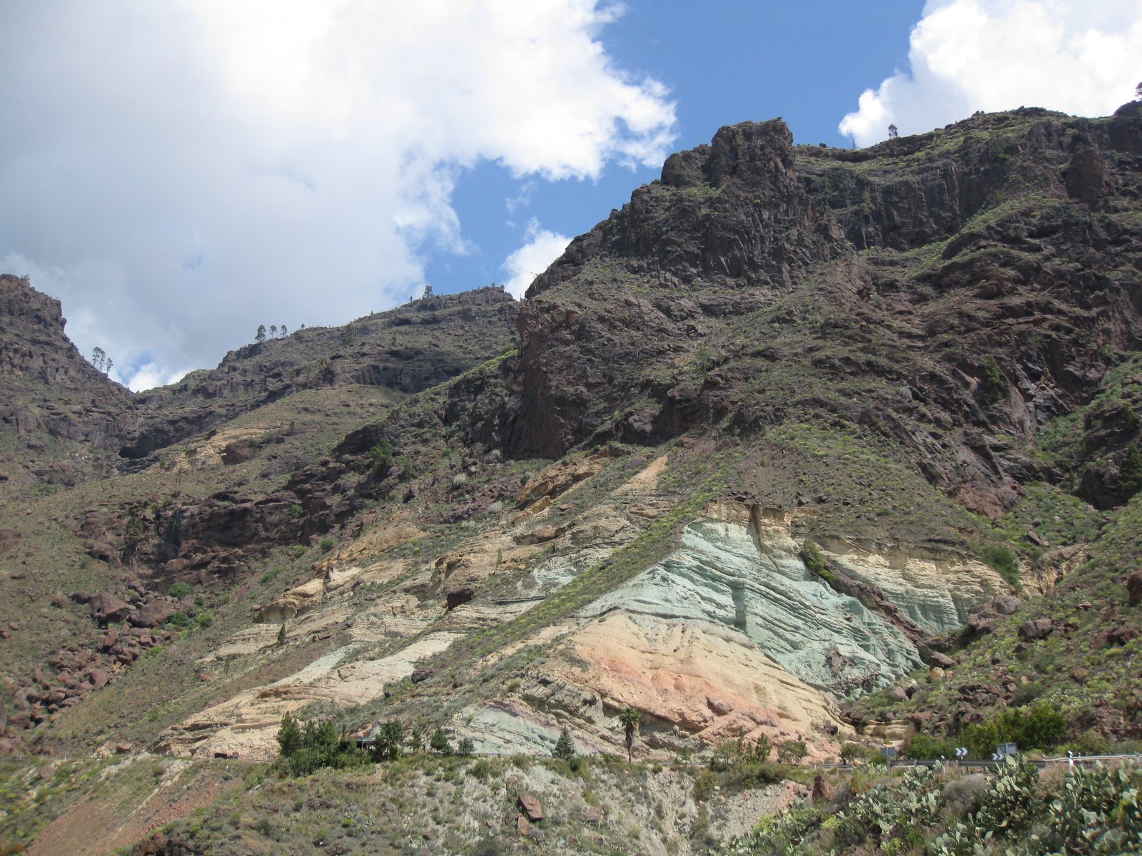 Los Azulejos de Veneguera: vetas de color en la GC-200 de Mogán (Gran Canaria)