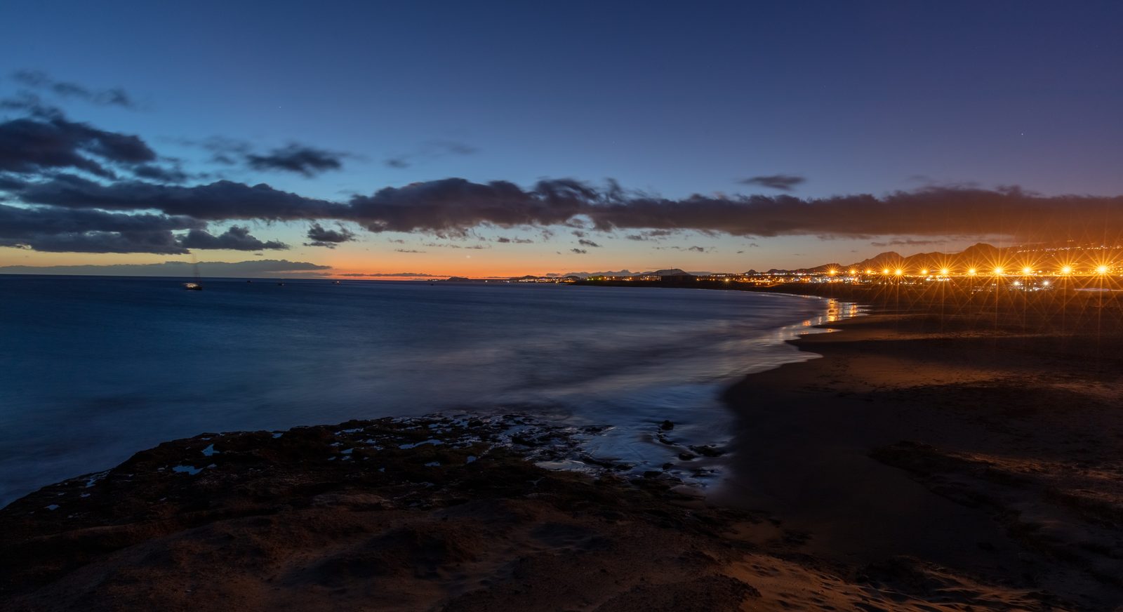 Playa de La Tejita: playa natural junto a Montaña Roja (Tenerife)