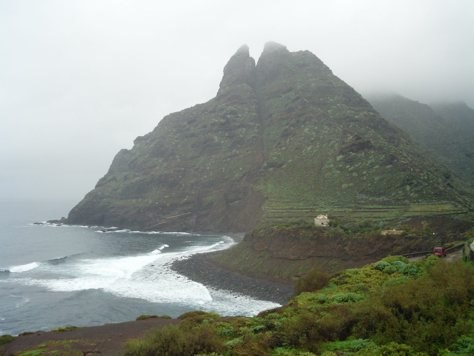 Punta del Hidalgo (Tenerife): piscinas naturales, faro y Anaga (Tenerife)