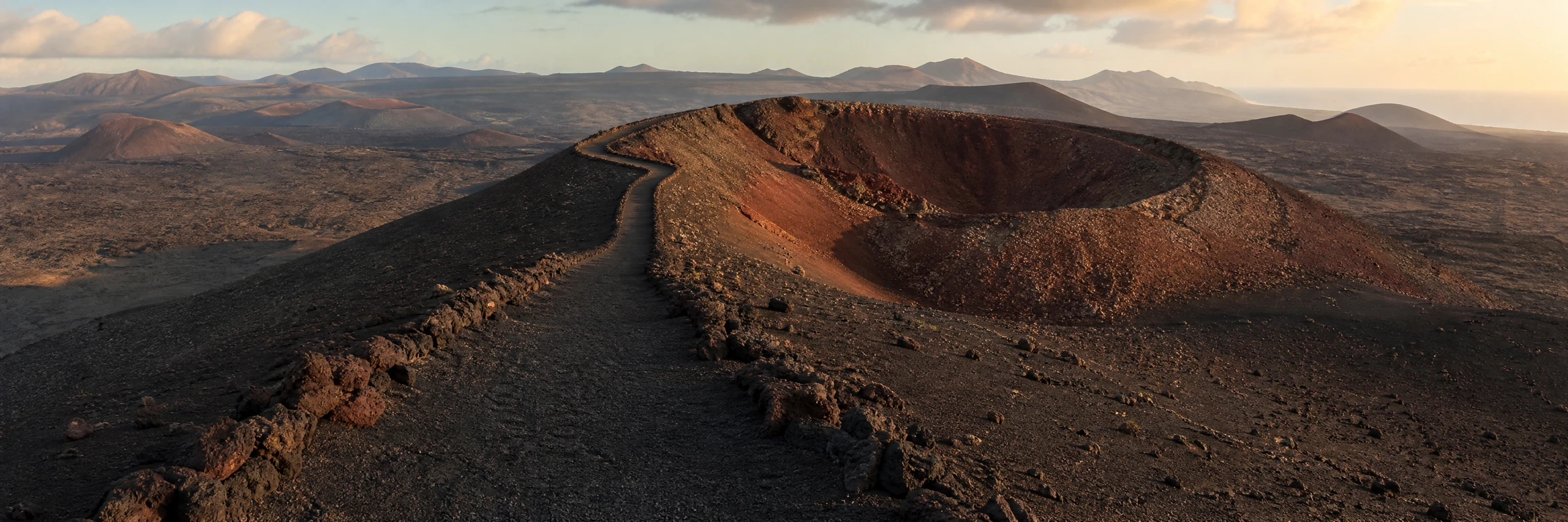Volcán del Cuervo (Lanzarote): trasa, która prowadzi do krateru