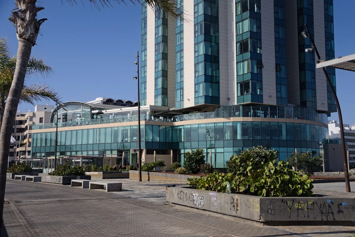 El Gran Hotel, la mirada vertical sobre una ciudad baja, Arrecife