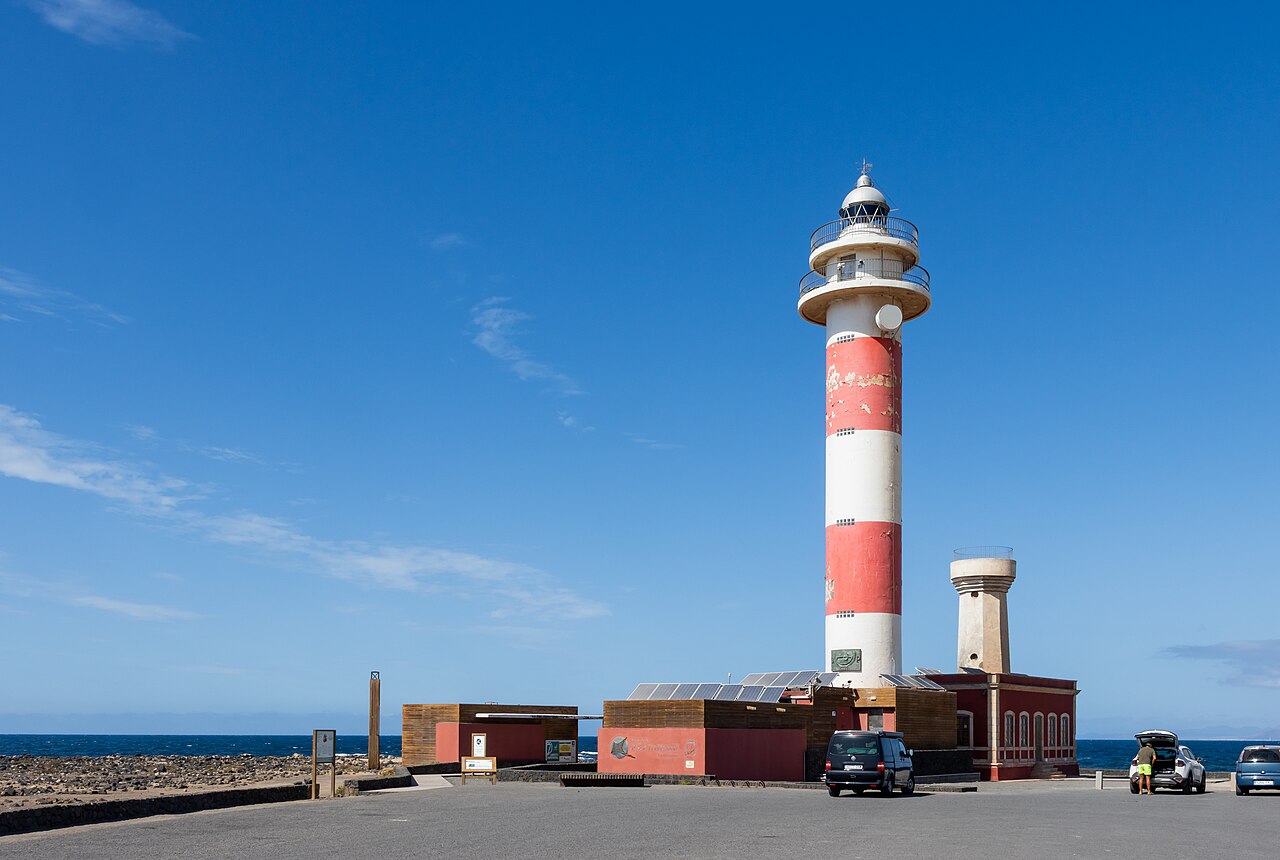 Faro del Tostón y atardeceres hacia Lobos, Corralejo