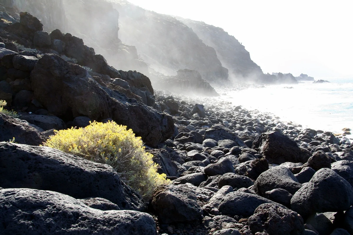 Charco Azul, lava y baño natural en El Golfo, El Hierro