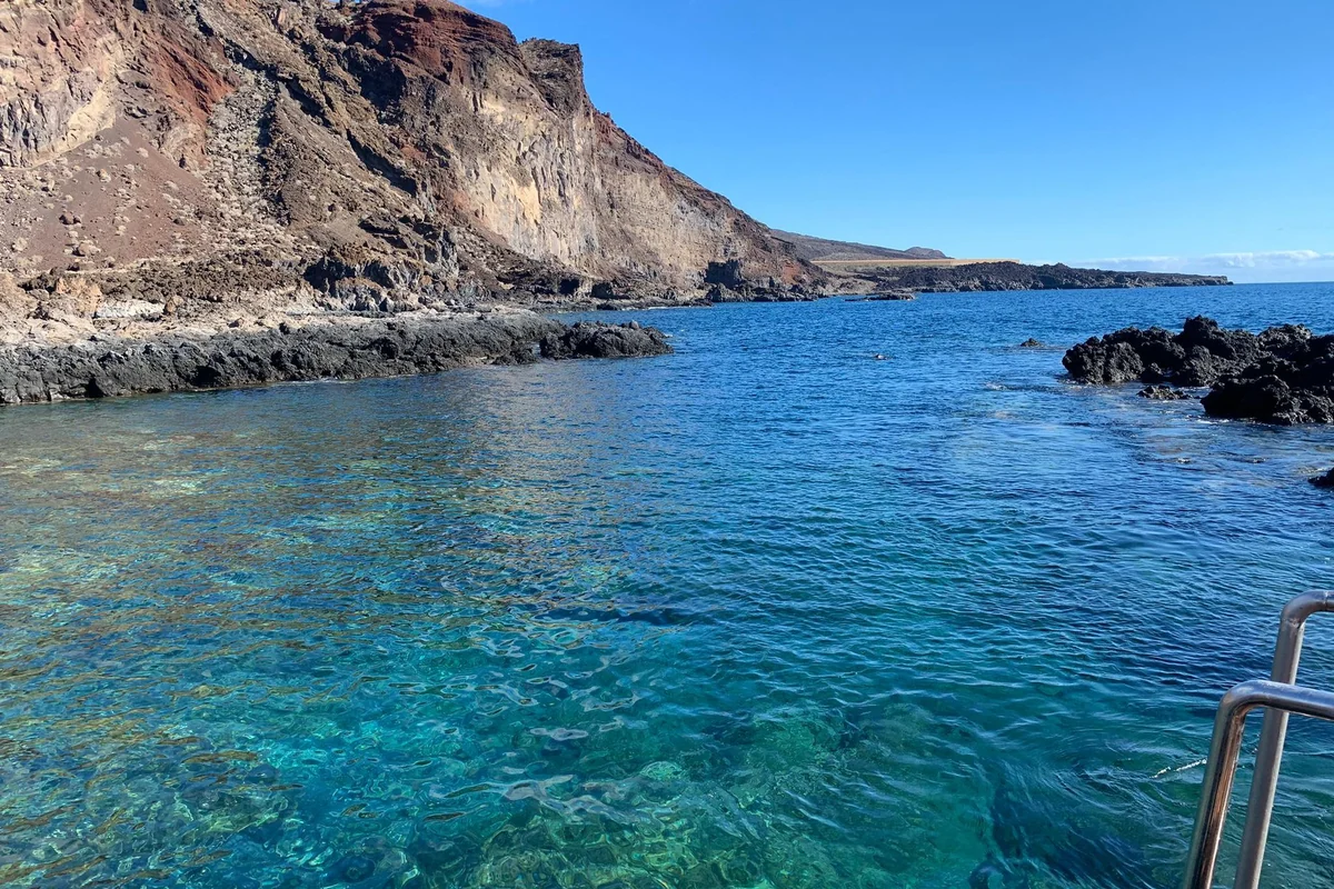 Tacorón, baño protegido en el sur volcánico, El Hierro
