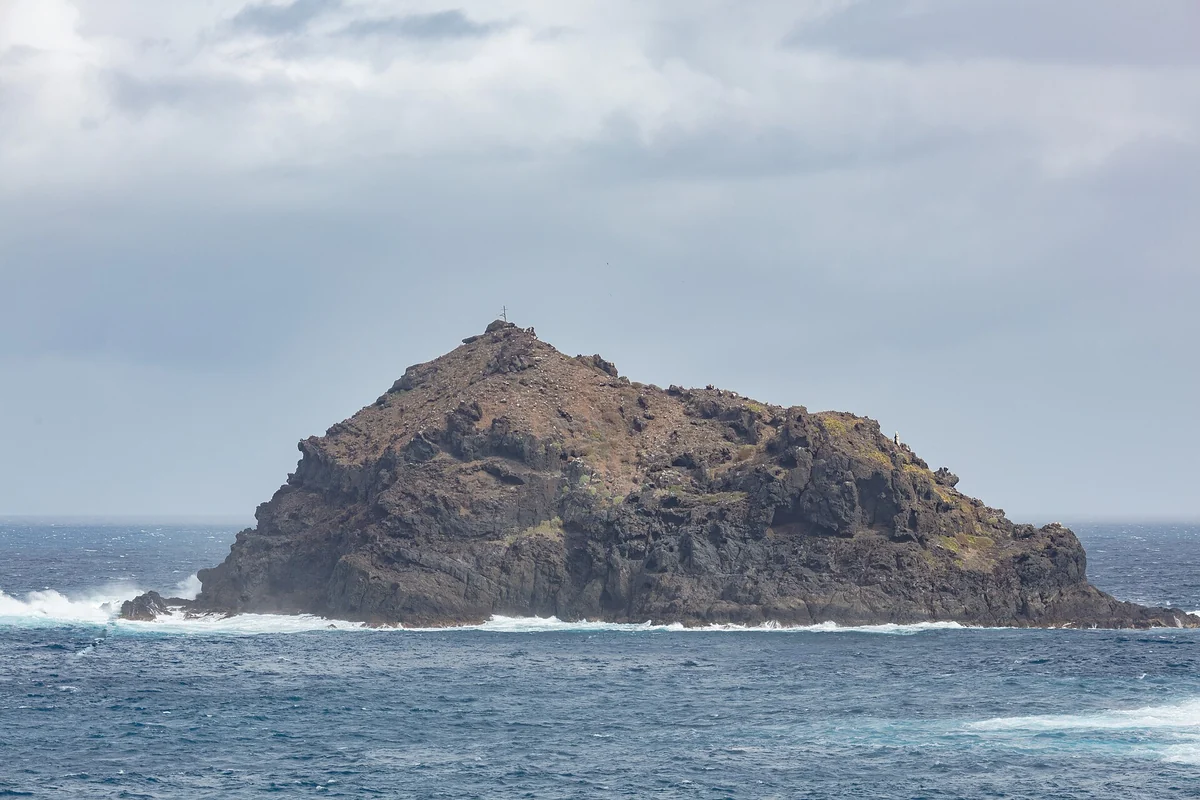 El Roque de Garachico, símbolo natural frente al pueblo, Garachico