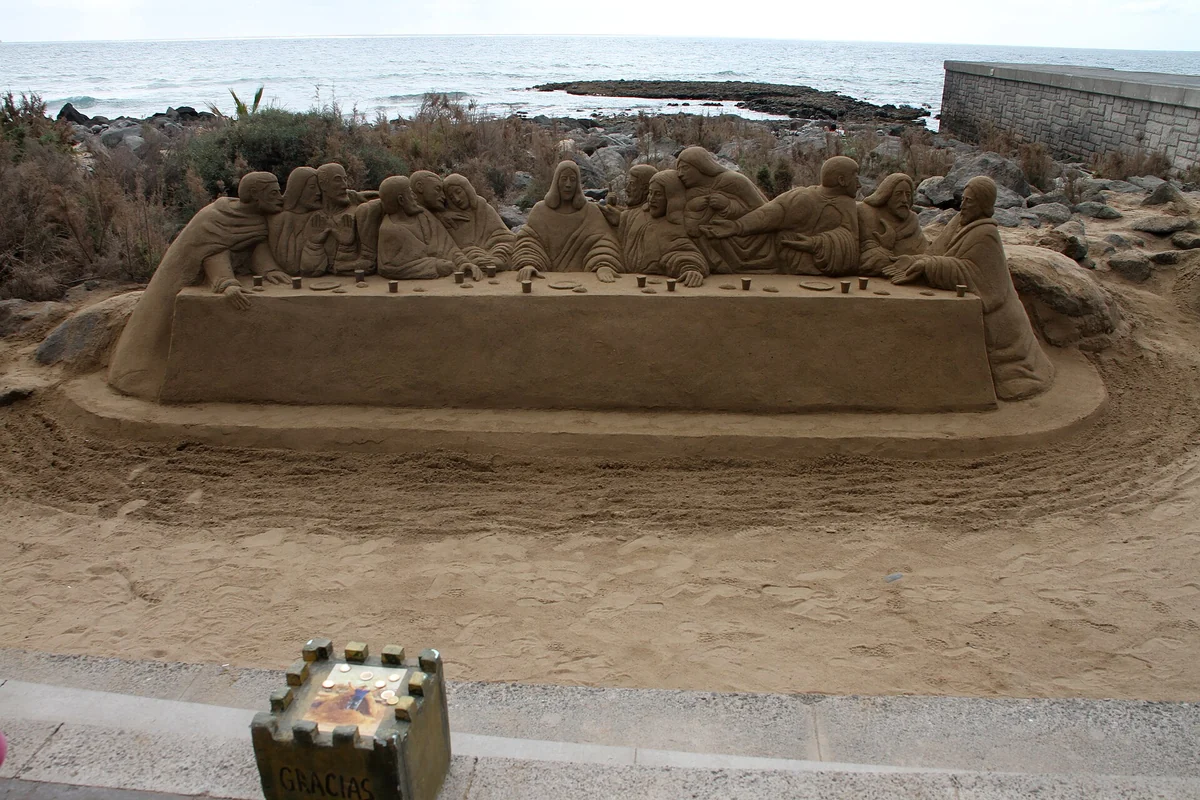 Playa de Maspalomas, arena larga entre faro y dunas, Maspalomas