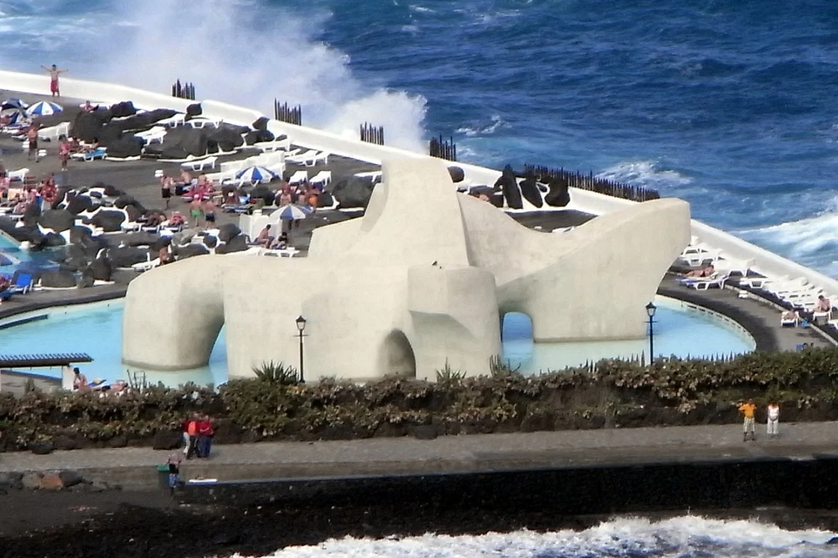 Lago Martiánez, el baño de César Manrique frente al Atlántico, Puerto de la Cruz