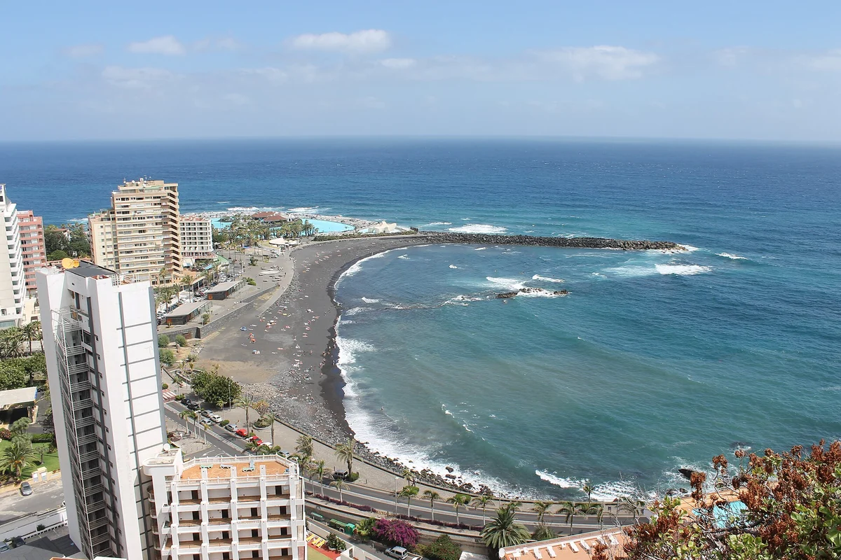 Playa de Martiánez, arena negra, callaos y surf urbano, Puerto de la Cruz